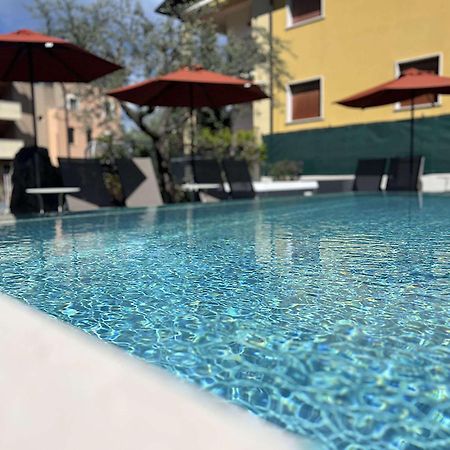 Hotel Ristorante Al Caminetto Worldhotels Crafted Adults Only Torri Del Benaco Bagian luar foto