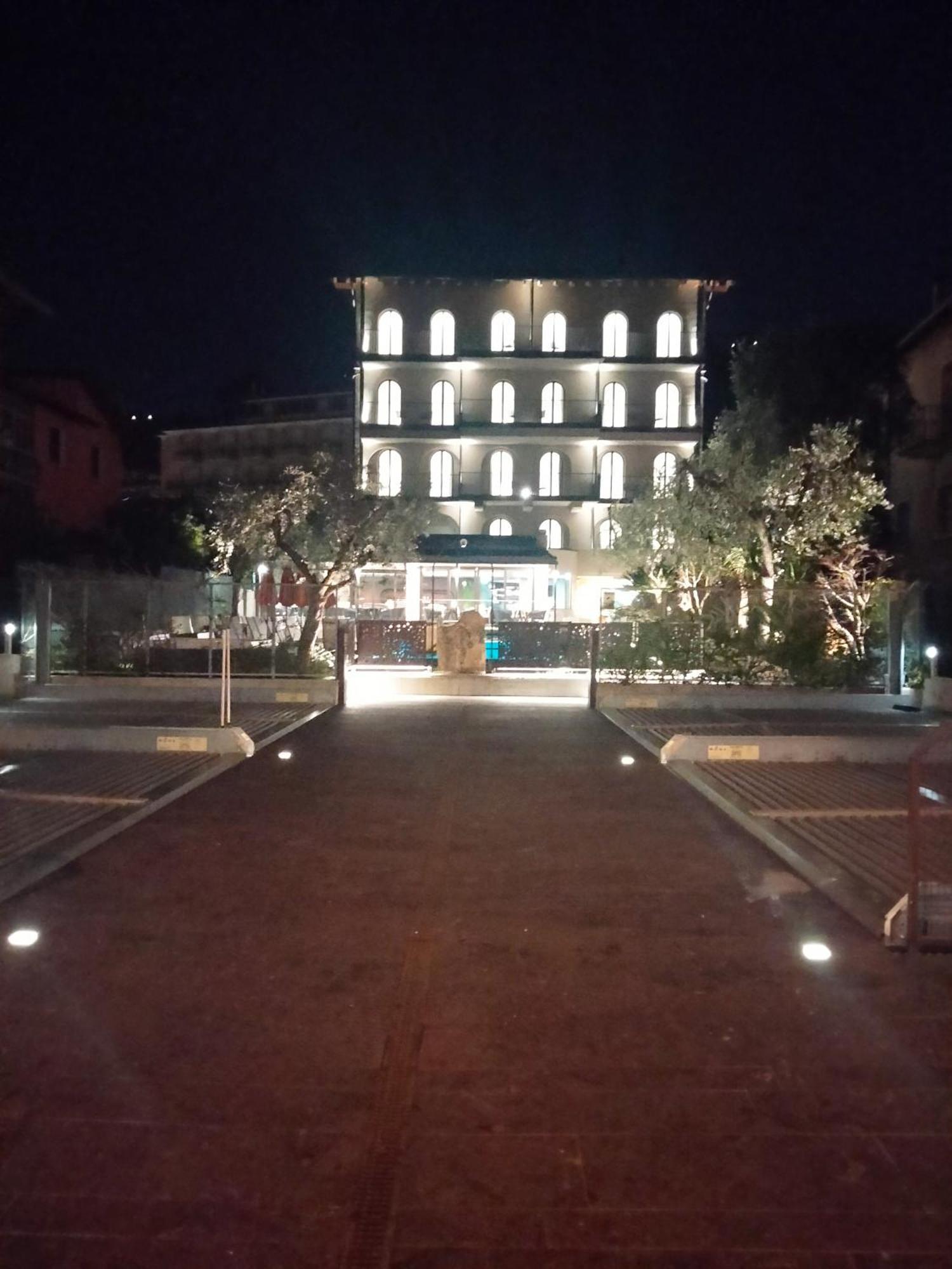 Hotel Ristorante Al Caminetto Worldhotels Crafted Adults Only Torri Del Benaco Bagian luar foto