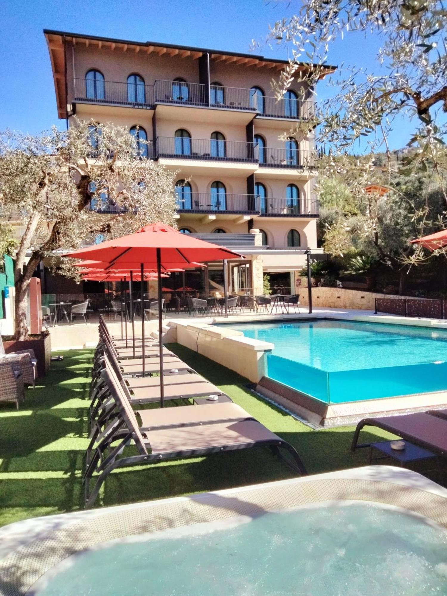 Hotel Ristorante Al Caminetto Worldhotels Crafted Adults Only Torri Del Benaco Bagian luar foto