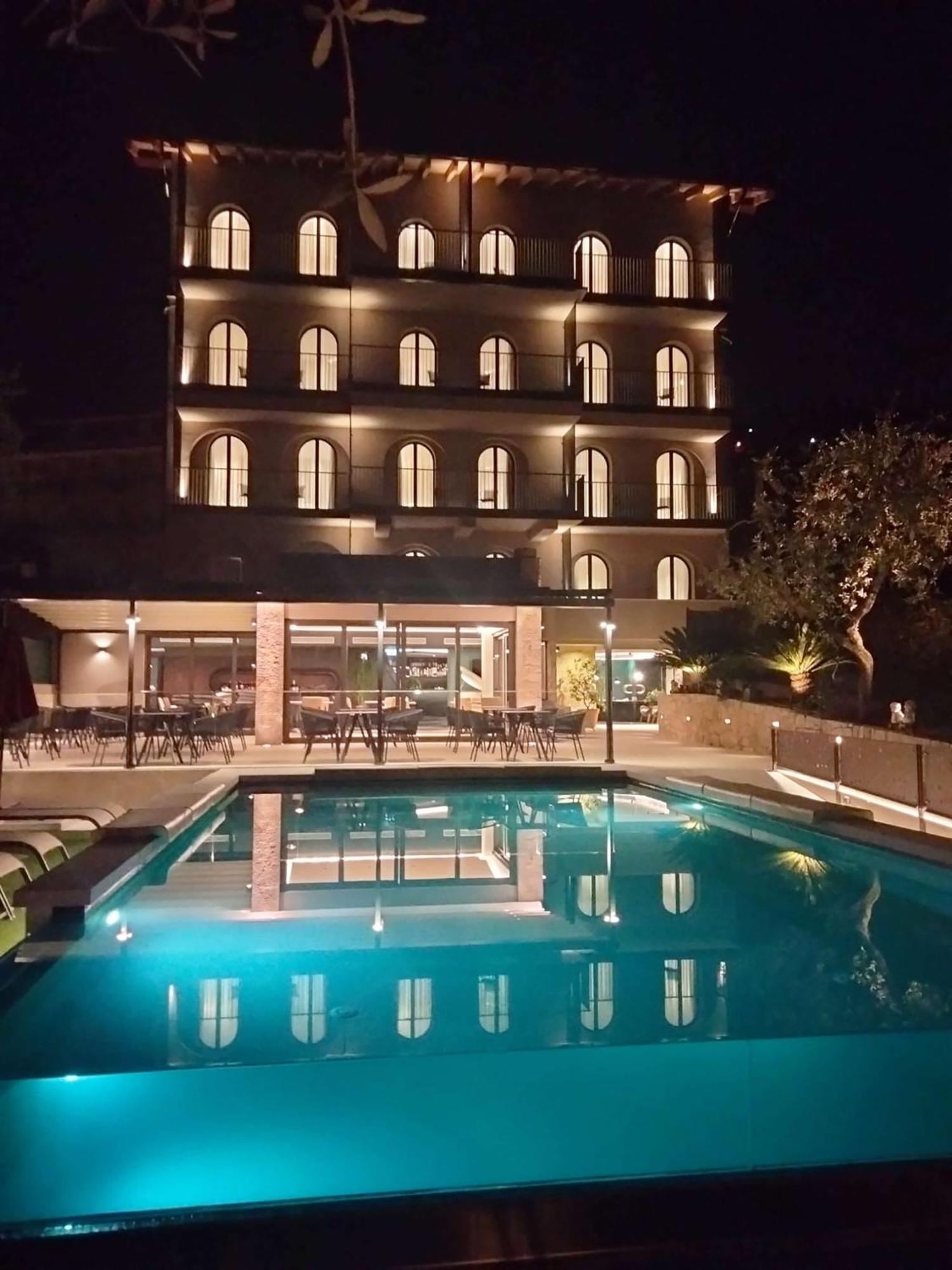 Hotel Ristorante Al Caminetto Worldhotels Crafted Adults Only Torri Del Benaco Bagian luar foto